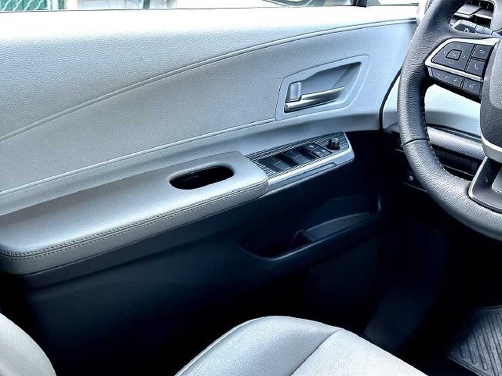 Used 2025 Toyota Sienna XLE FWD image 27