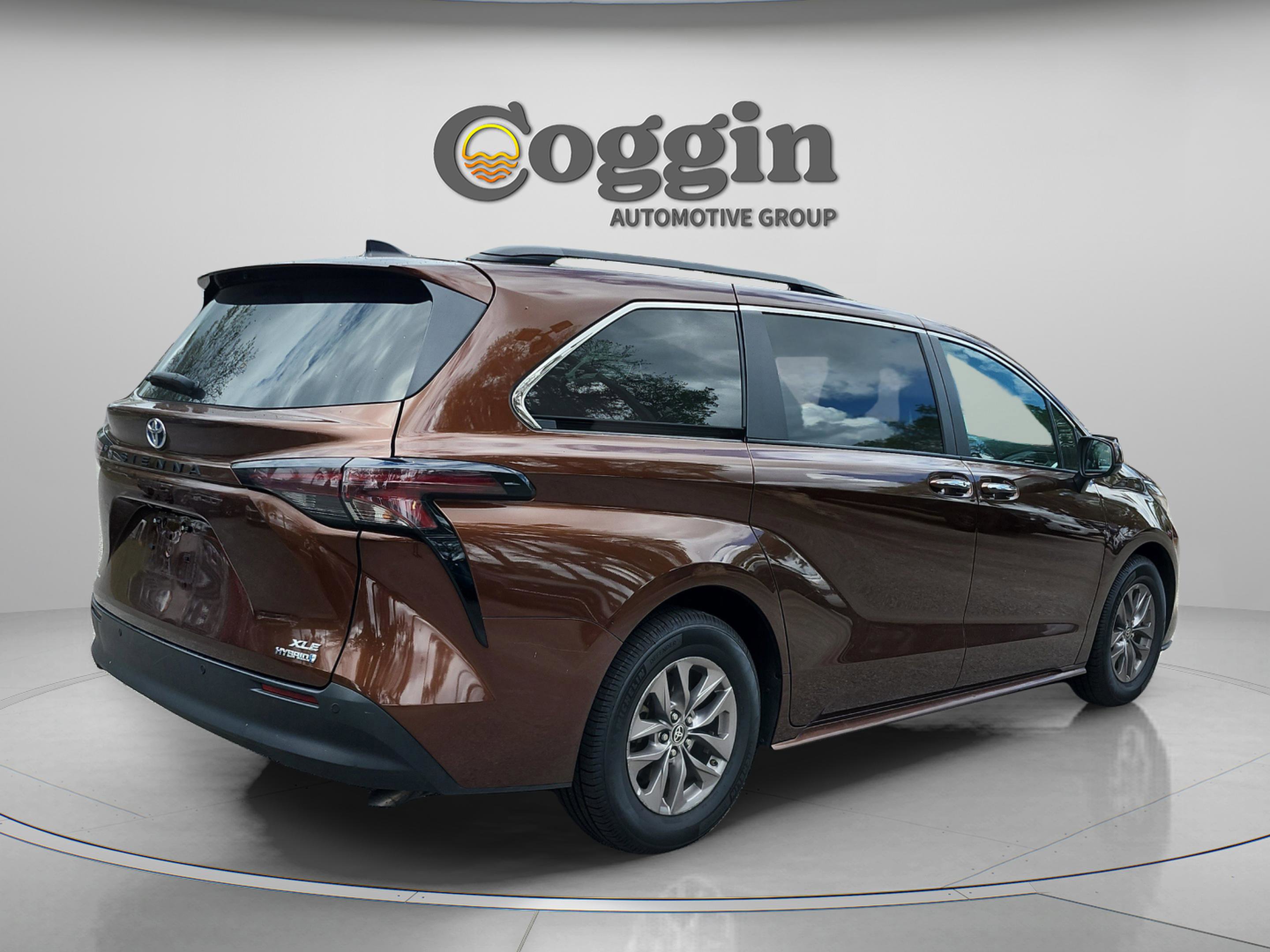 Used 2023 Toyota Sienna XLE image 5