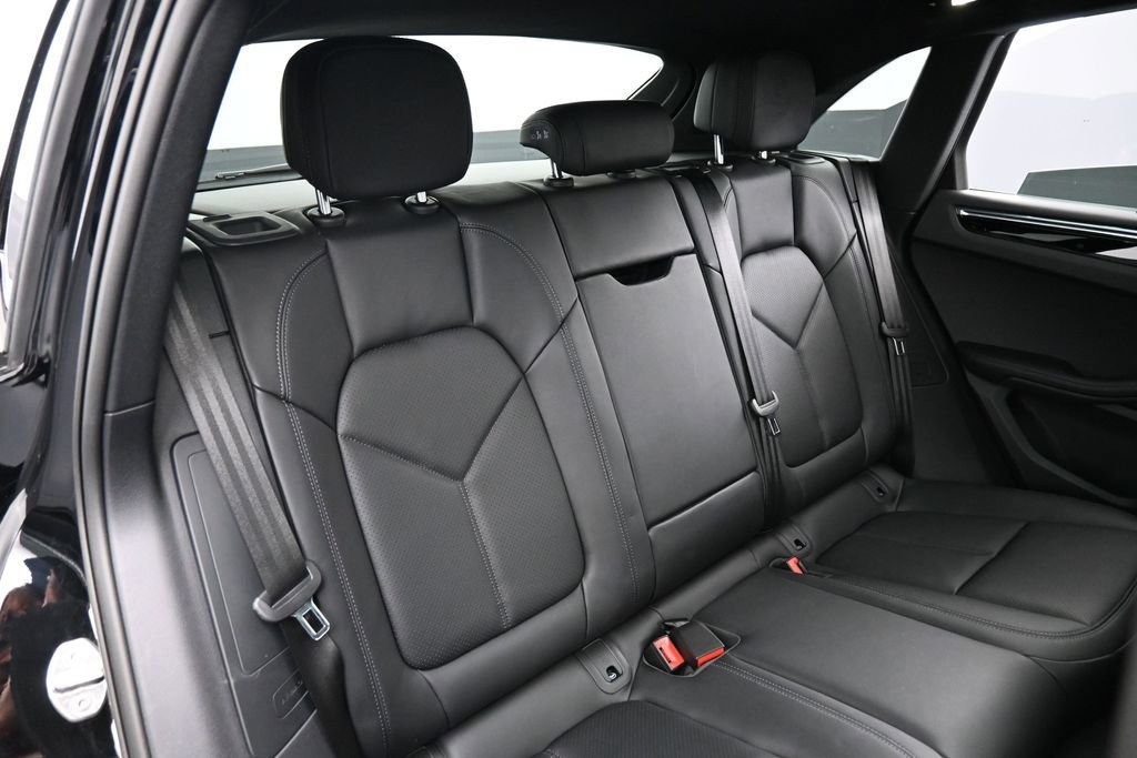 Certified 2026 Porsche Macan AWD/4WD image 26