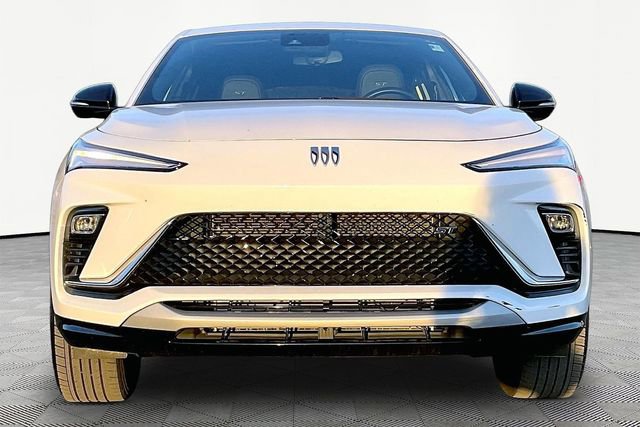 Used 2025 Buick Envista Sport Touring image 2