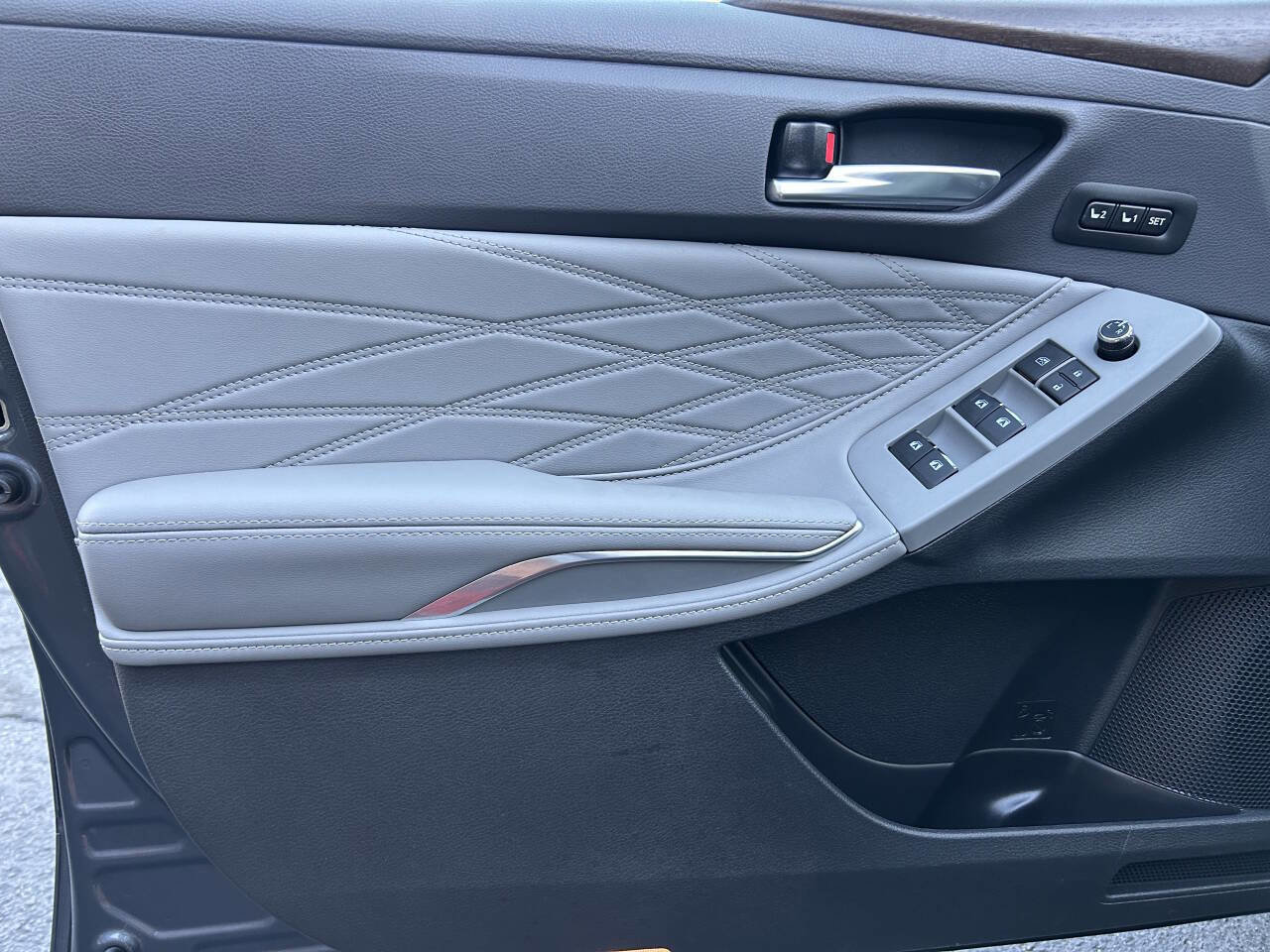 Used 2020 Toyota Avalon Limited image 31