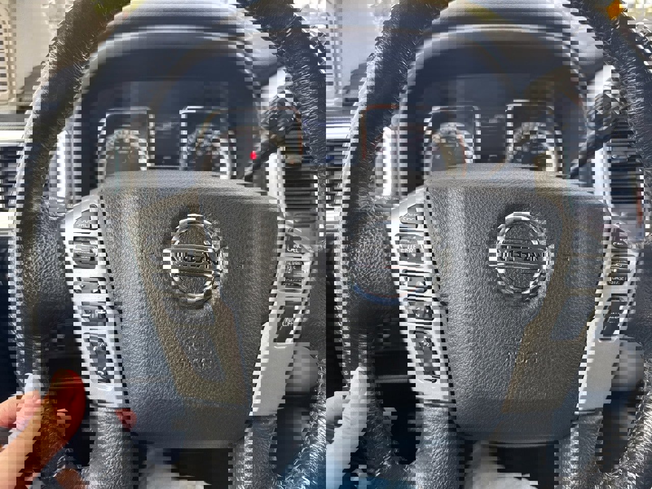 Used 2018 Nissan Titan SV w/ SV Convenience Package image 11