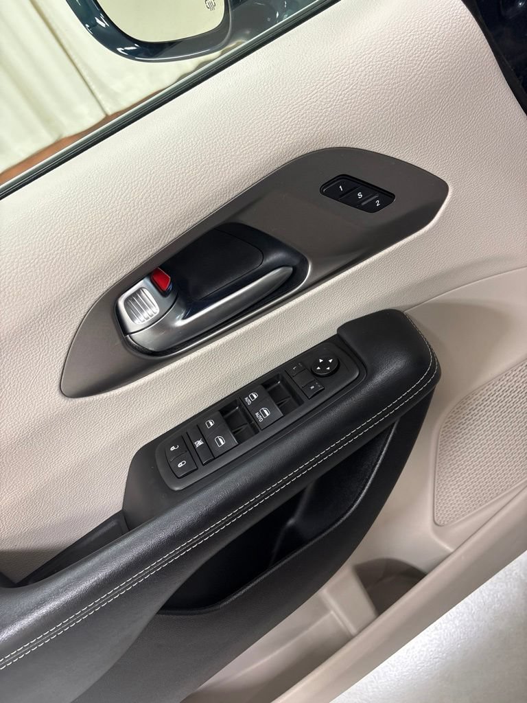 Used 2021 Chrysler Pacifica Touring-L FWD image 17