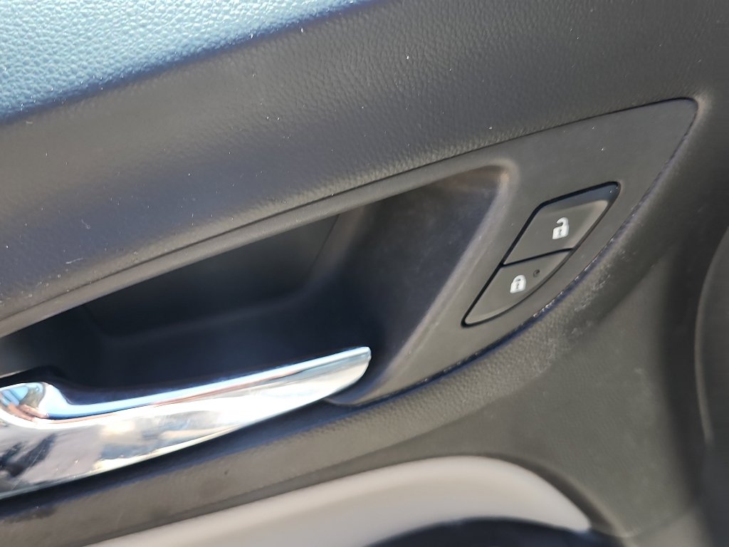 Used 2018 Chevrolet Equinox LT FWD image 16