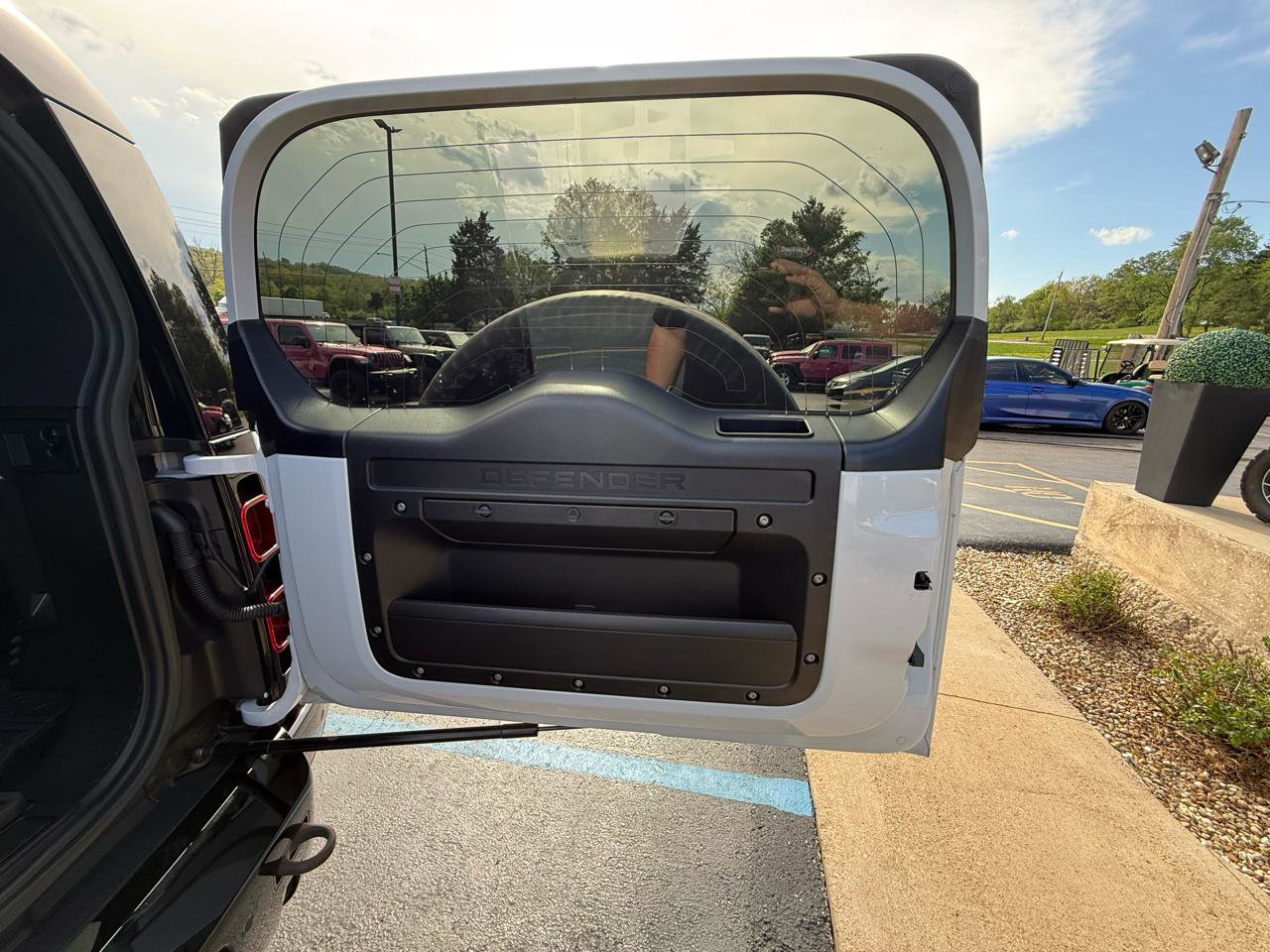 Used 2023 Land Rover Defender 110 X-Dynamic SE image 32