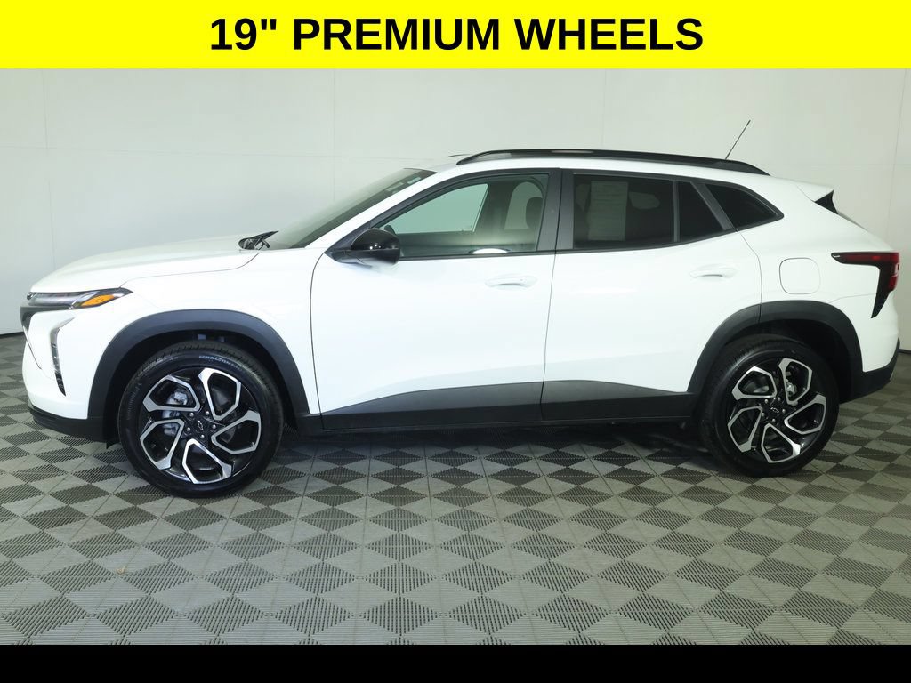 Used 2025 Chevrolet Trax RS w/ Driver Confidence Package FWD image 5