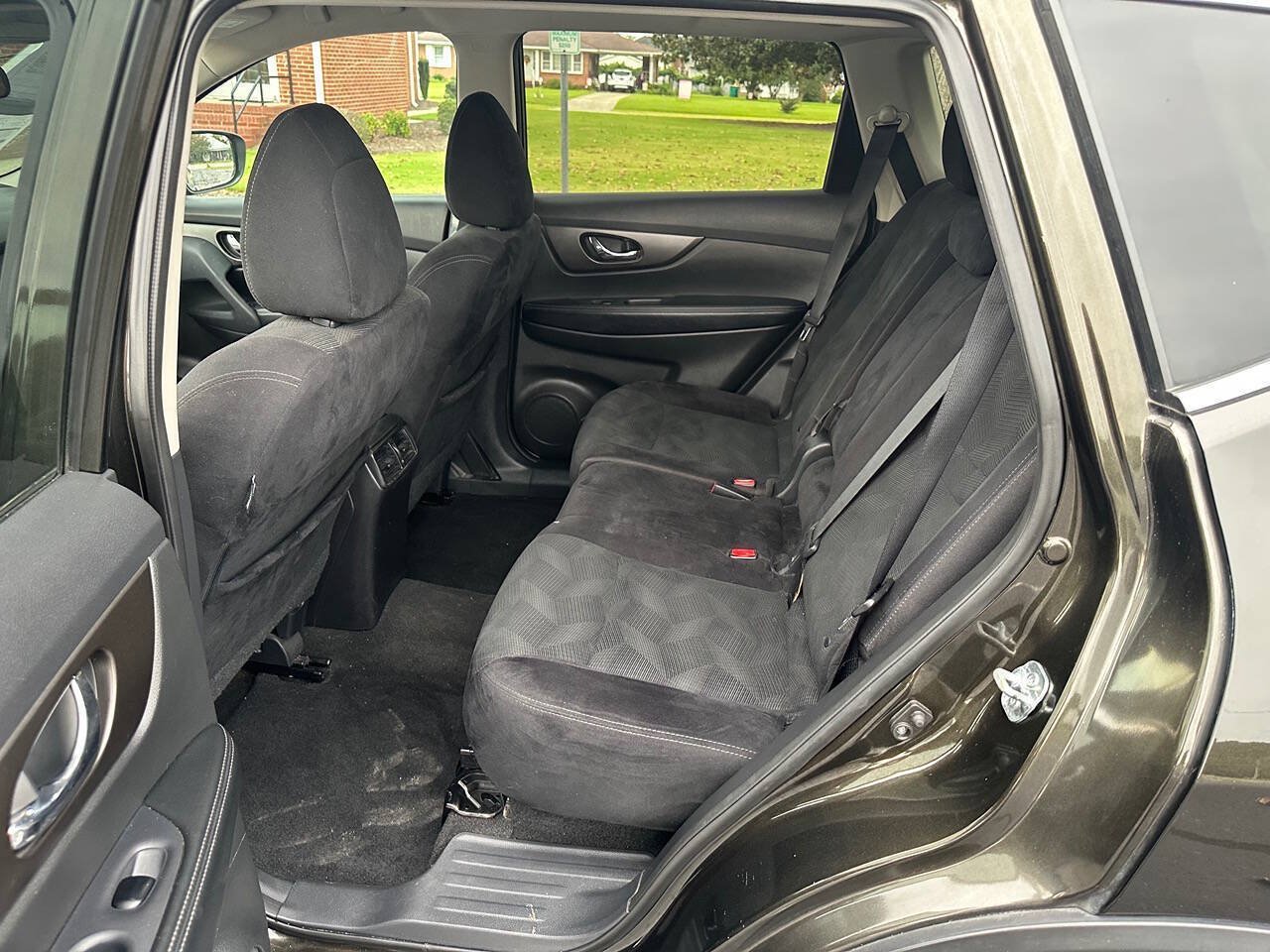 Used 2015 Nissan Rogue SV FWD image 11