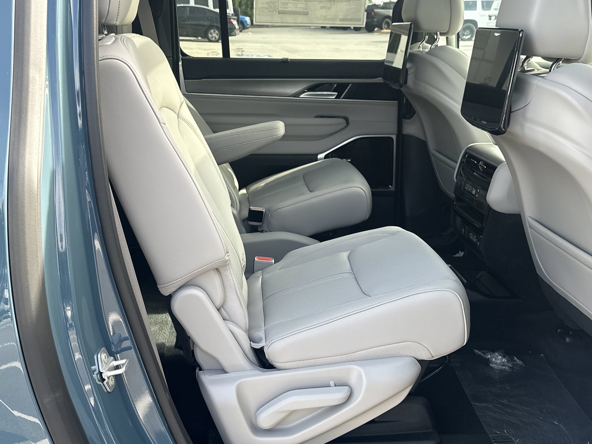New 2026 Jeep Grand Wagoneer L Limited AWD/4WD image 15