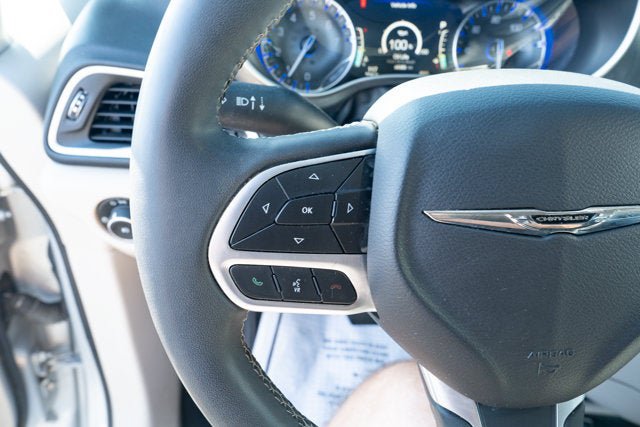 Used 2023 Chrysler Pacifica Touring-L FWD image 23