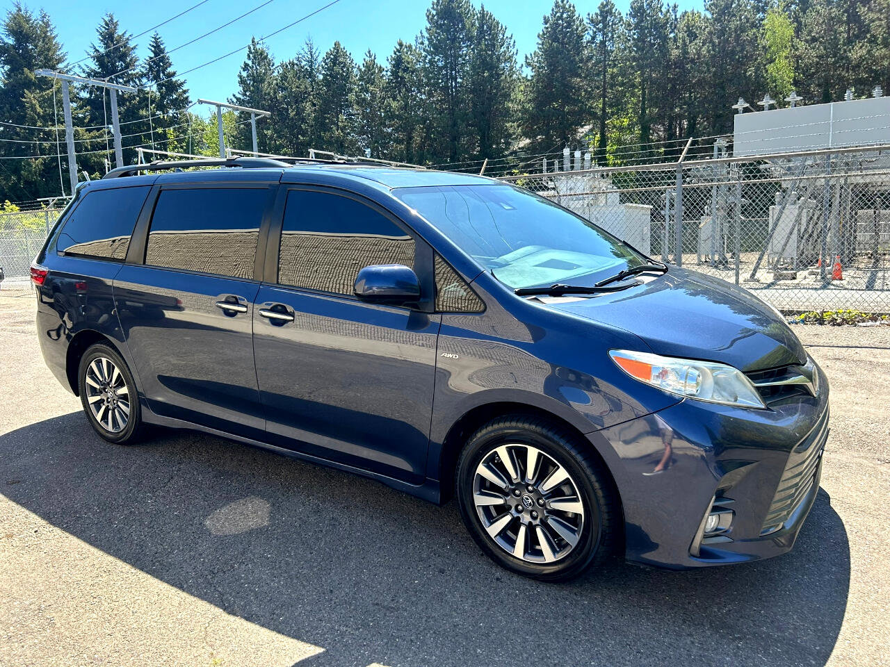 Used 2018 Toyota Sienna XLE AWD/4WD image 3