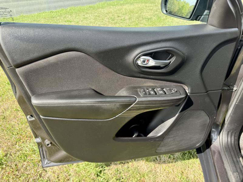 Used 2017 Jeep Cherokee Latitude w/ Safety/Convenience Group FWD image 13