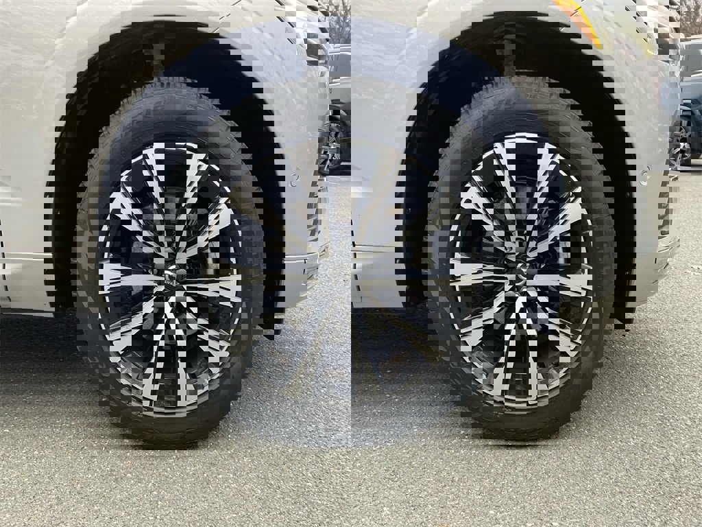 Certified 2023 Volvo XC60 B5 Plus image 16