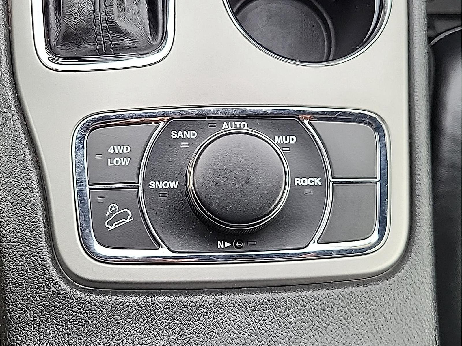 Used 2019 Jeep Grand Cherokee Altitude AWD/4WD image 29