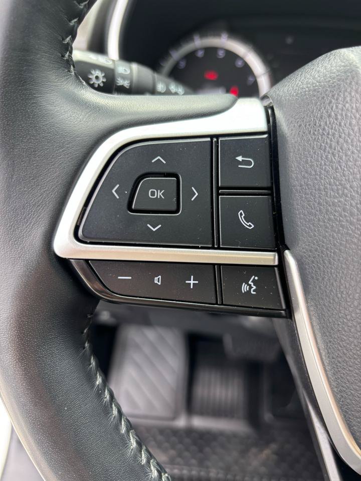Used 2022 Toyota Highlander XLE AWD/4WD image 14