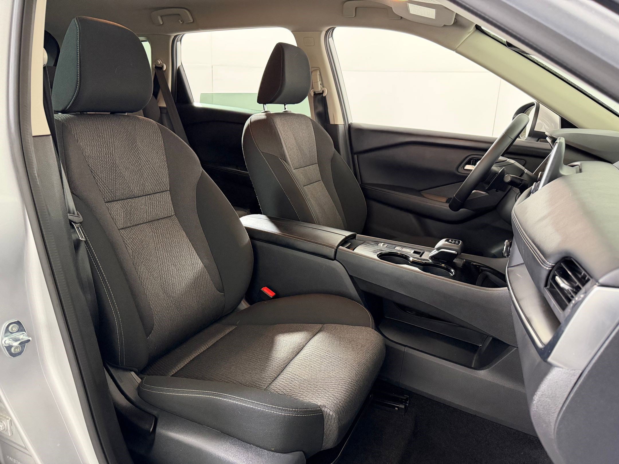 Used 2025 Nissan Rogue SV image 25