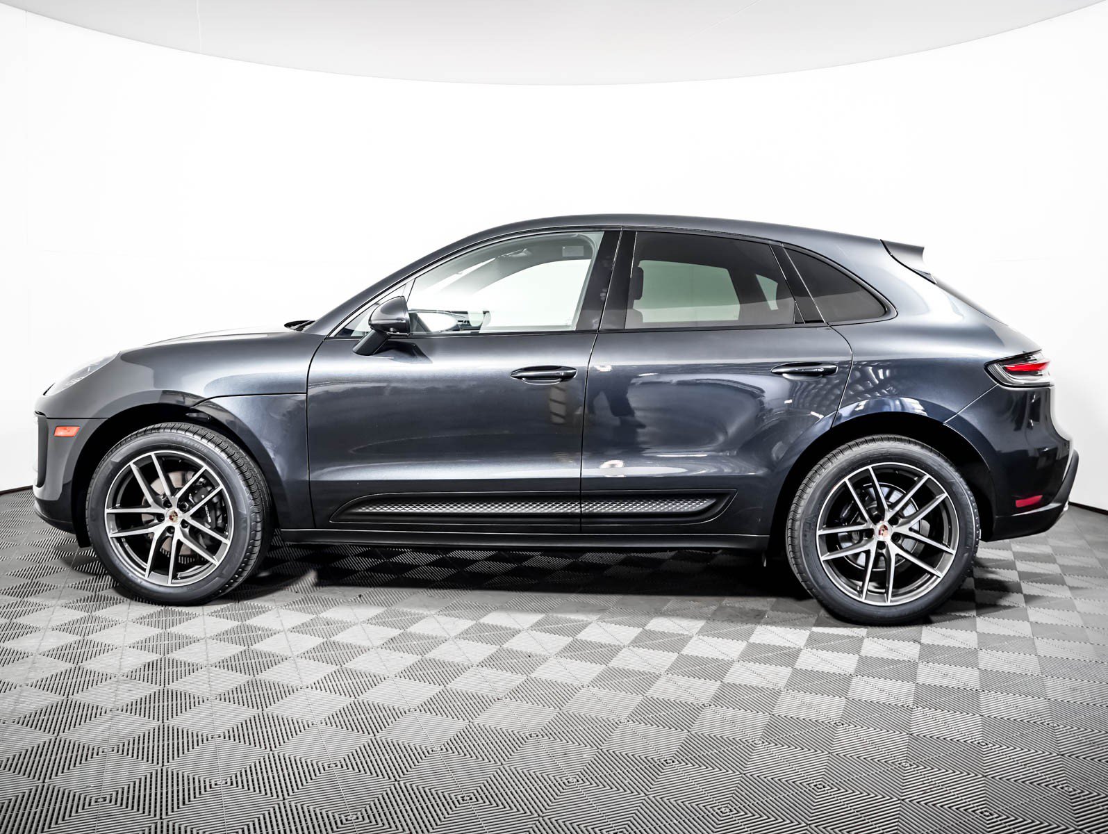 Certified 2024 Porsche Macan w/ Premium Plus Package AWD/4WD image 2