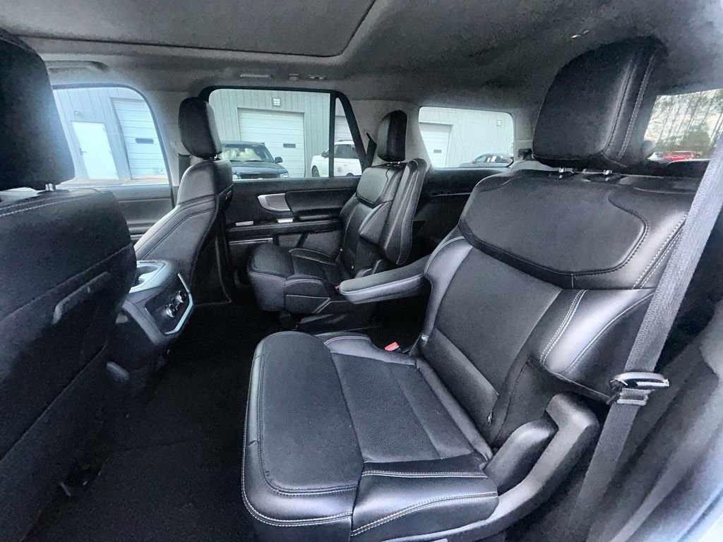 Used 2025 Ford Expedition Platinum image 12