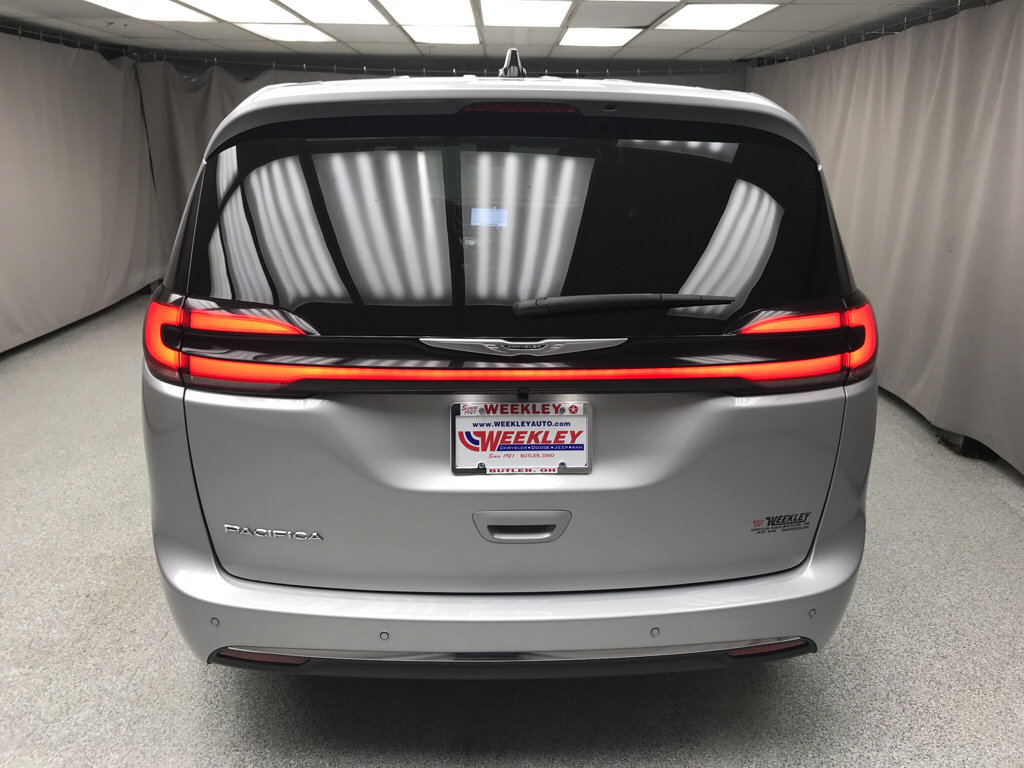 Used 2026 Chrysler Pacifica Select FWD image 3