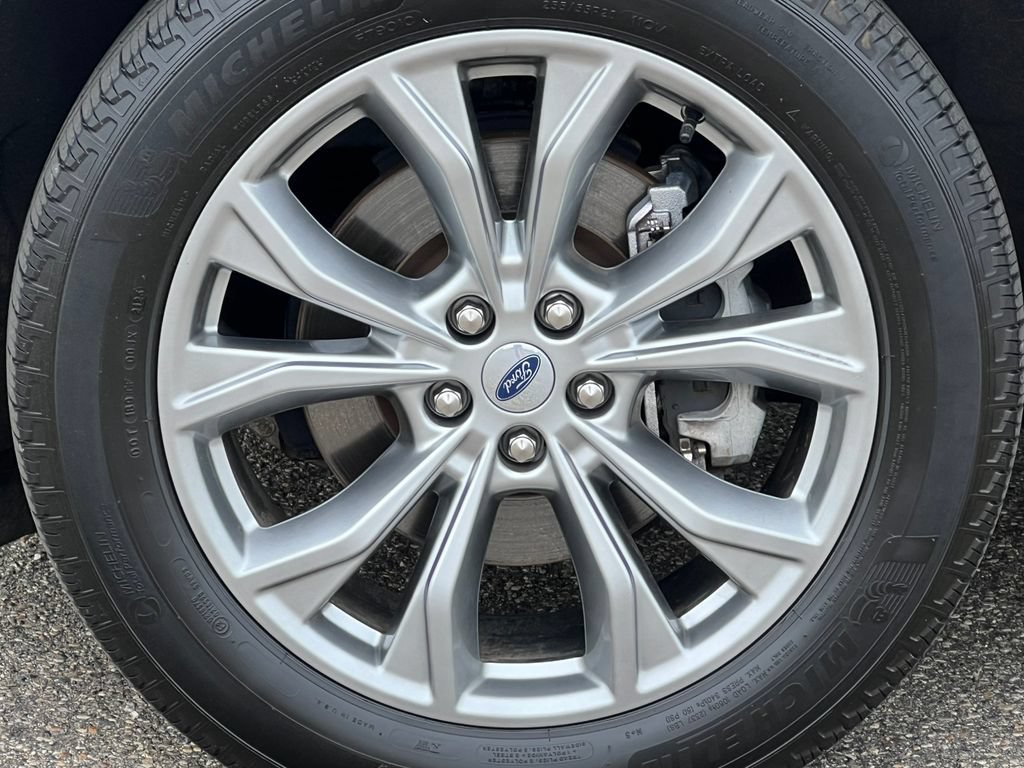Used 2023 Ford Explorer Limited w/ Equipment Group 301A AWD/4WD image 9