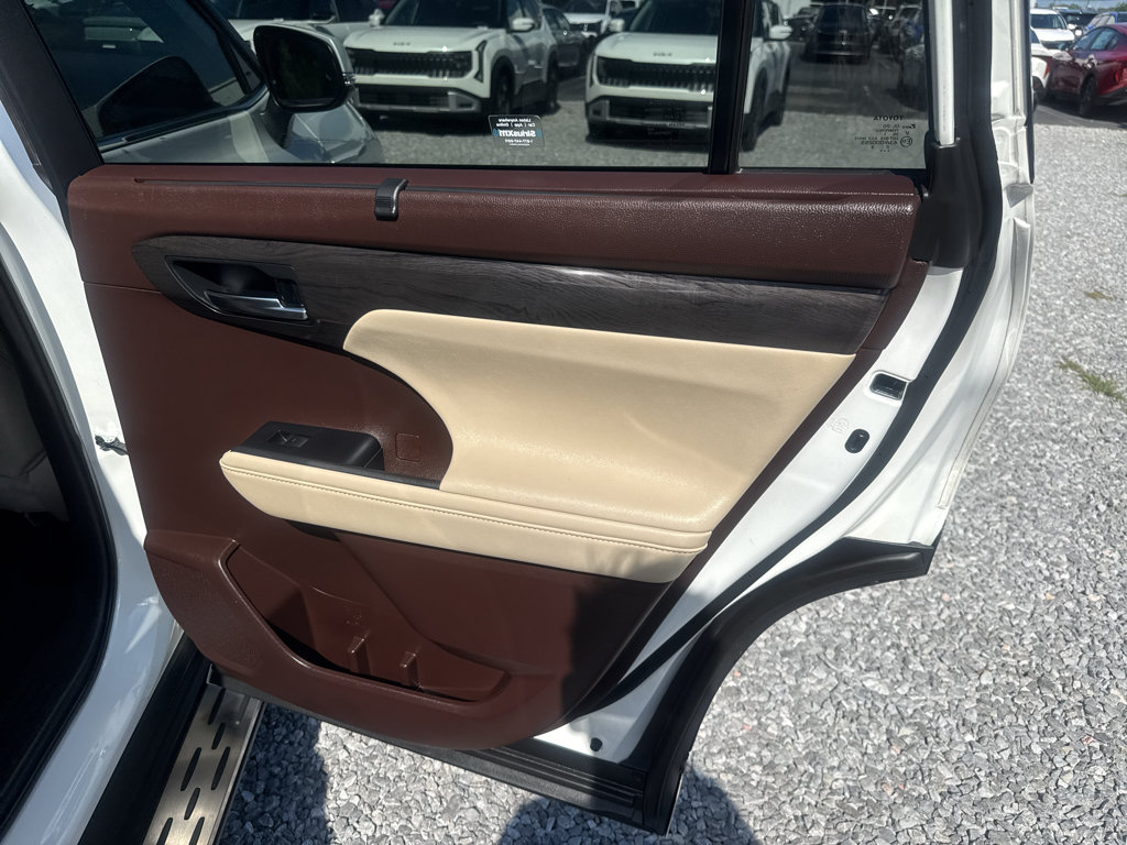 Used 2022 Toyota Highlander Limited FWD image 23