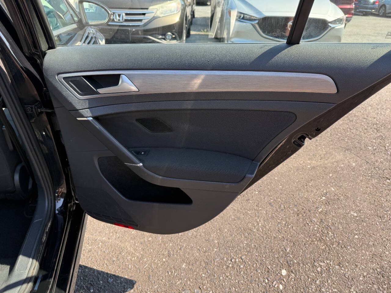 Used 2016 Volkswagen Golf S FWD image 27