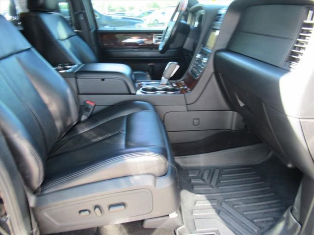 Used 2017 Lincoln Navigator Select image 10