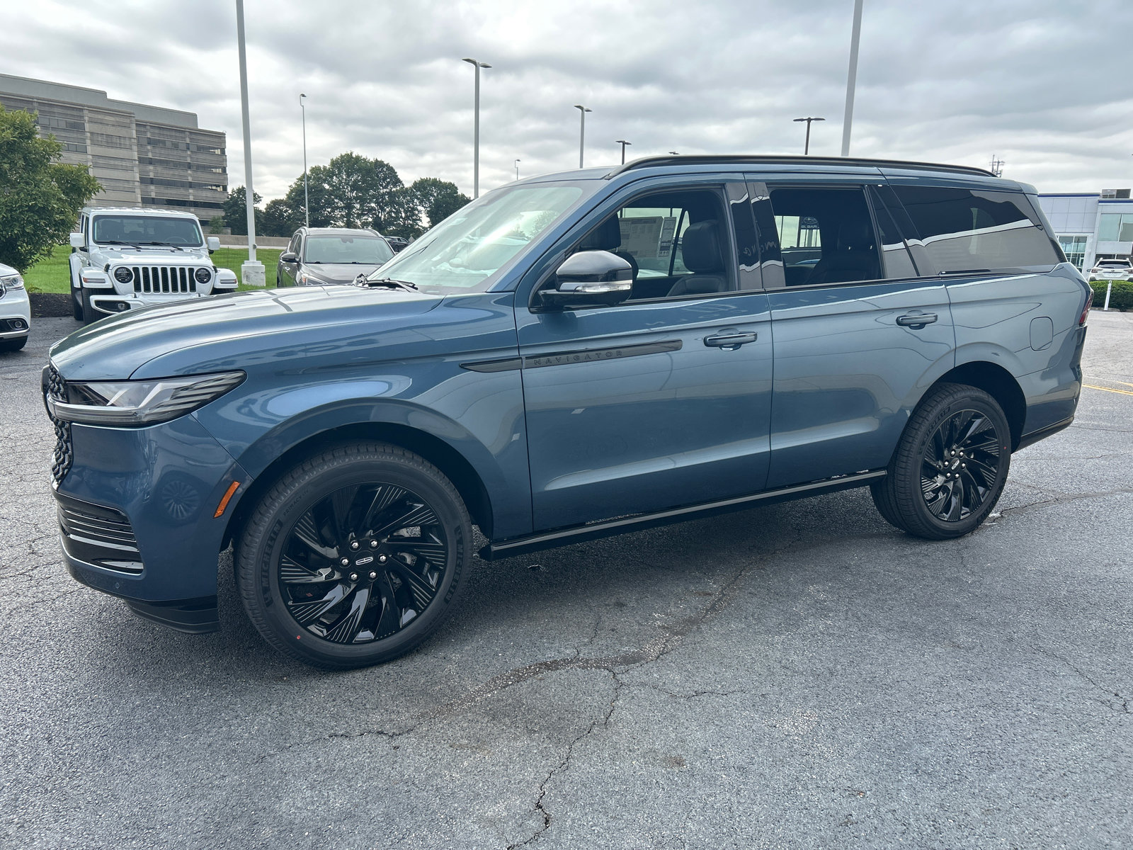 New 2027 Lincoln Navigator Reserve w/ Jet Appearance Package AWD/4WD image 3