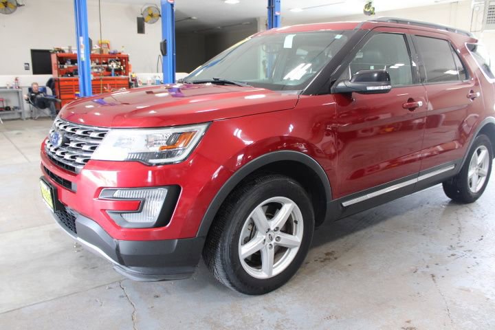 Used 2017 Ford Explorer XLT w/ Equipment Group 202A AWD/4WD image 3