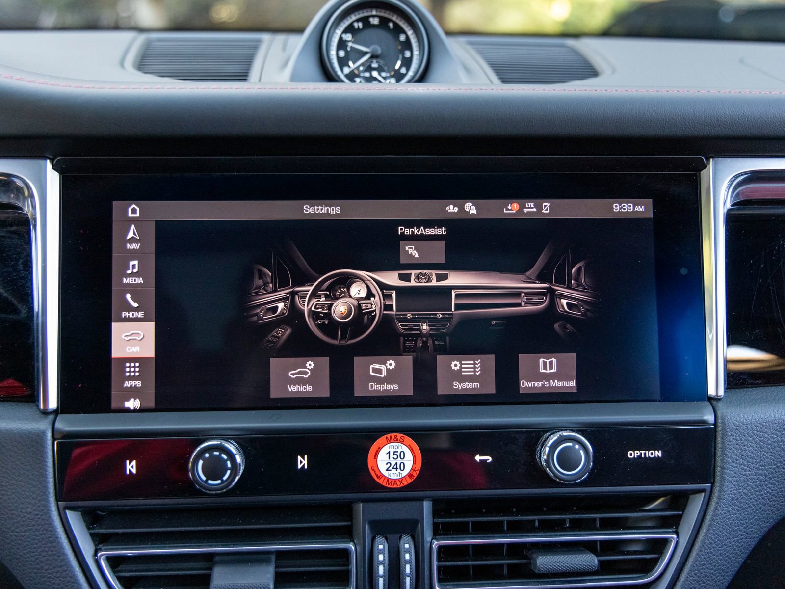 Certified 2025 Porsche Macan image 40