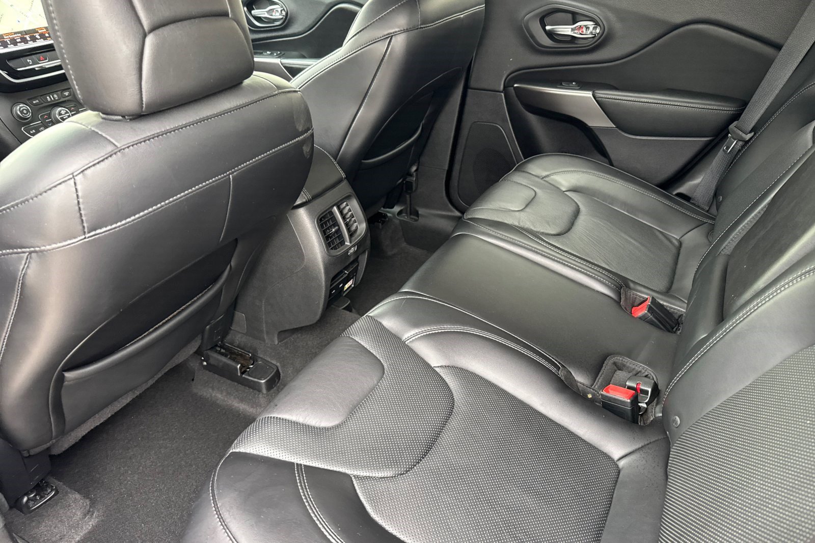 Used 2019 Jeep Cherokee Limited FWD image 26