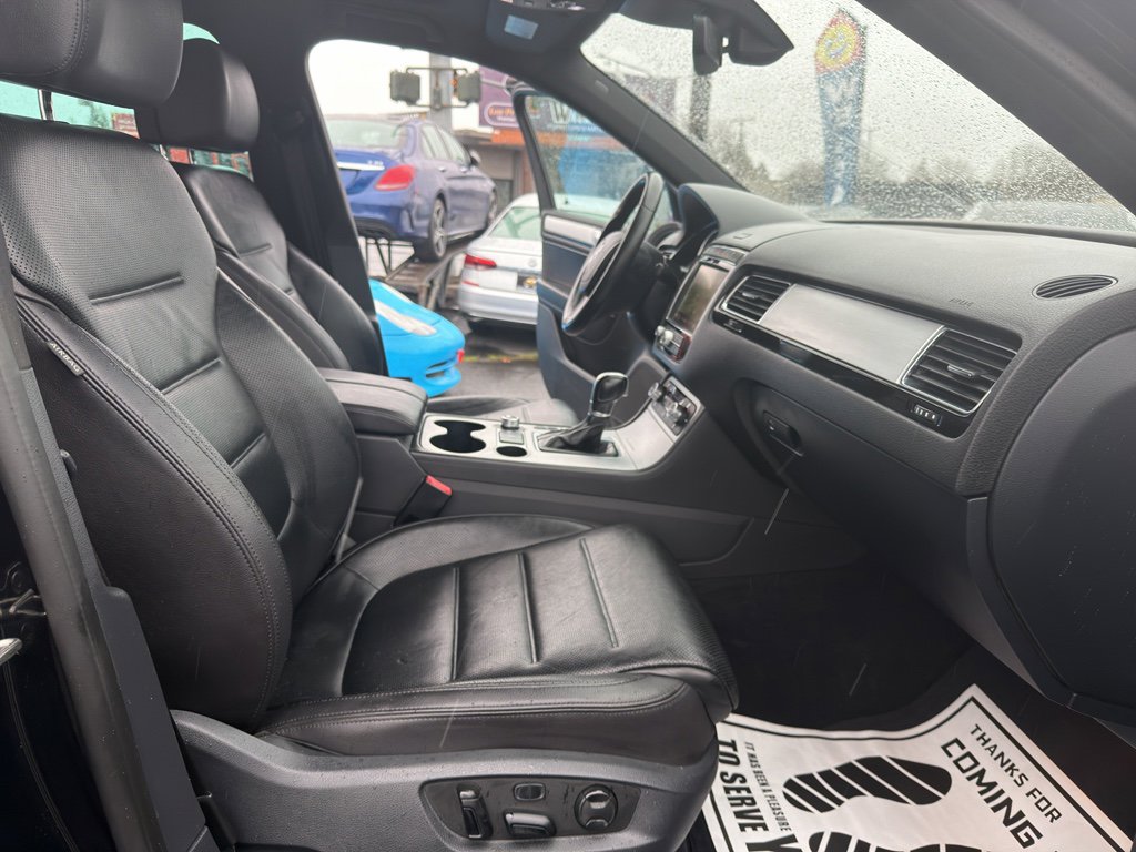 Used 2017 Volkswagen Touareg Wolfsburg Edition image 20