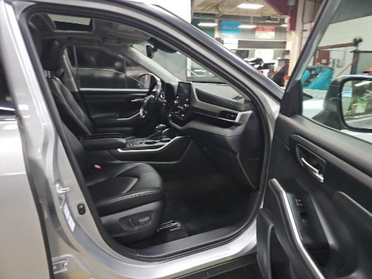 Used 2021 Toyota Highlander XLE image 12