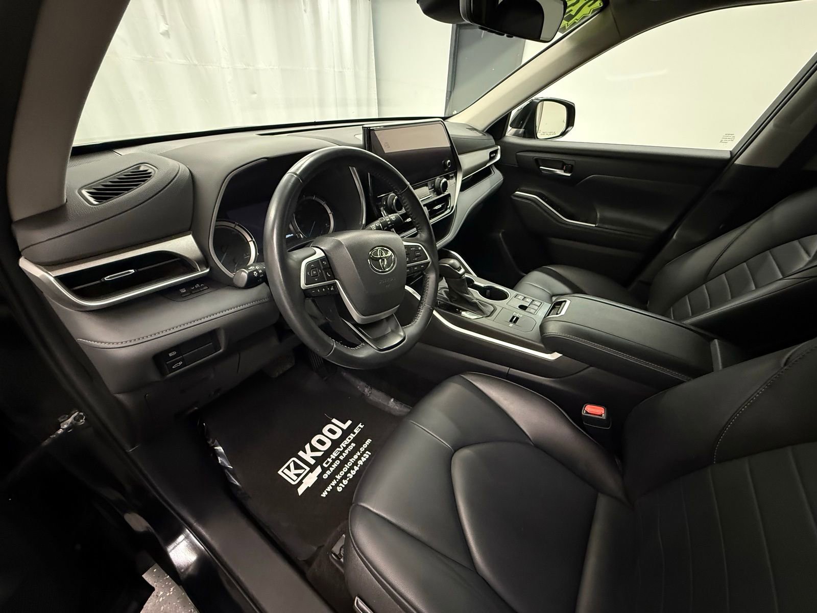 Used 2023 Toyota Highlander XLE image 11