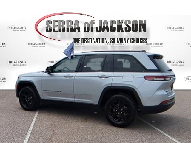 Used 2024 Jeep Grand Cherokee Altitude image 7