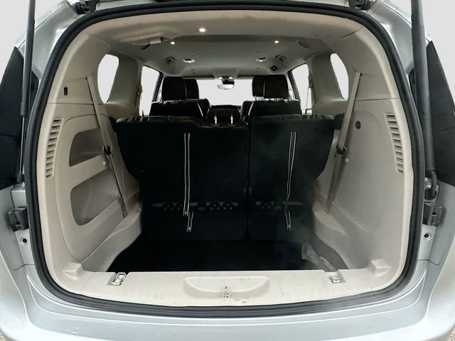 Used 2023 Chrysler Pacifica Touring-L image 26