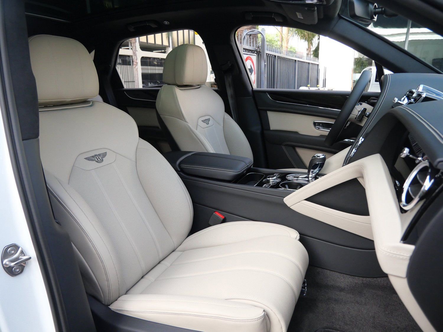 Used 2025 Bentley Bentayga image 22