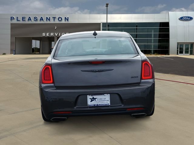 Used 2022 Chrysler 300 Touring L image 4