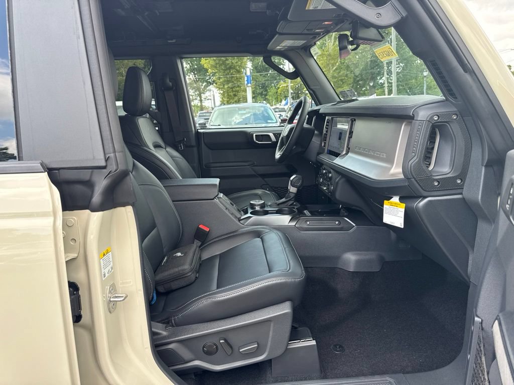 New 2026 Ford Bronco Outer Banks w/ Black Appearance Package AWD/4WD image 13