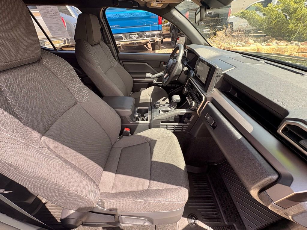 Used 2025 Toyota 4Runner SR5 AWD/4WD image 35