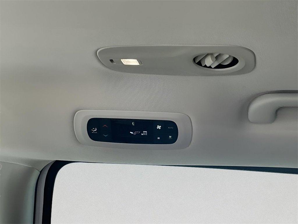 Used 2024 Chrysler Pacifica Select image 37