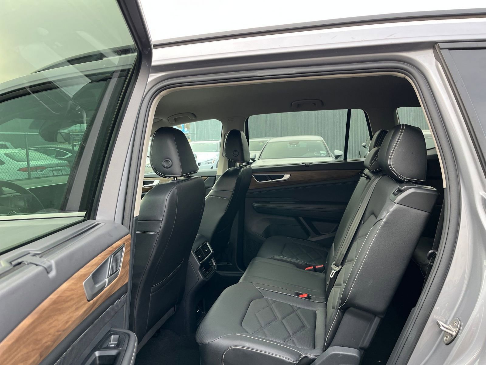 Used 2025 Volkswagen Atlas SE image 25