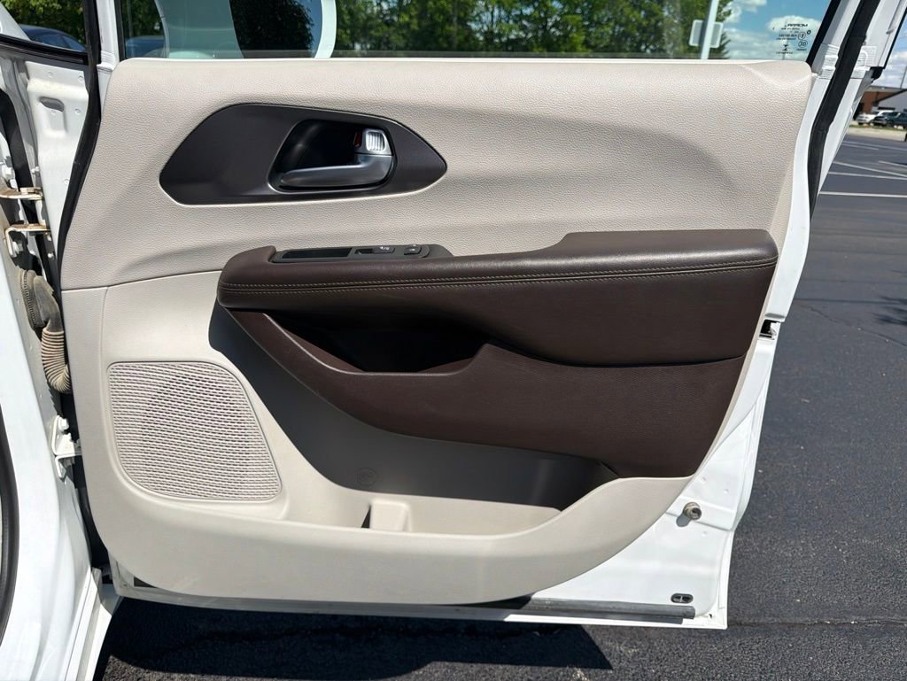 Used 2018 Chrysler Pacifica Touring-L Plus FWD image 24