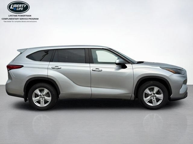 Used 2023 Toyota Highlander LE FWD video 2