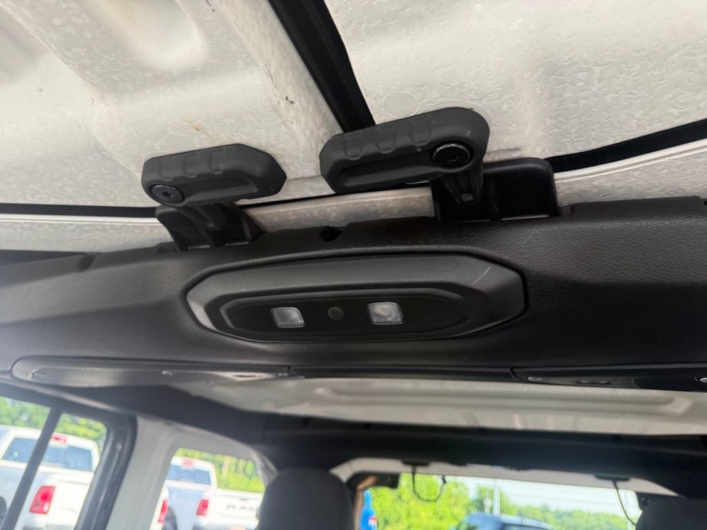Used 2025 Jeep Wrangler Unlimited Sahara AWD/4WD image 36