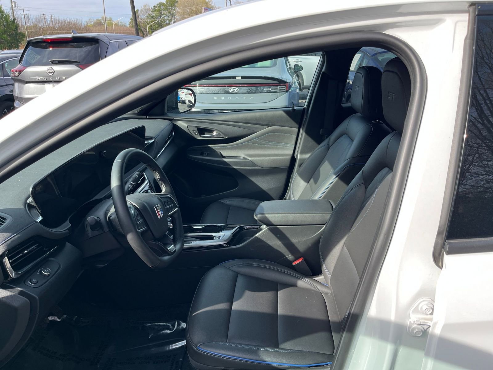 Used 2025 Buick Envista Sport Touring image 25