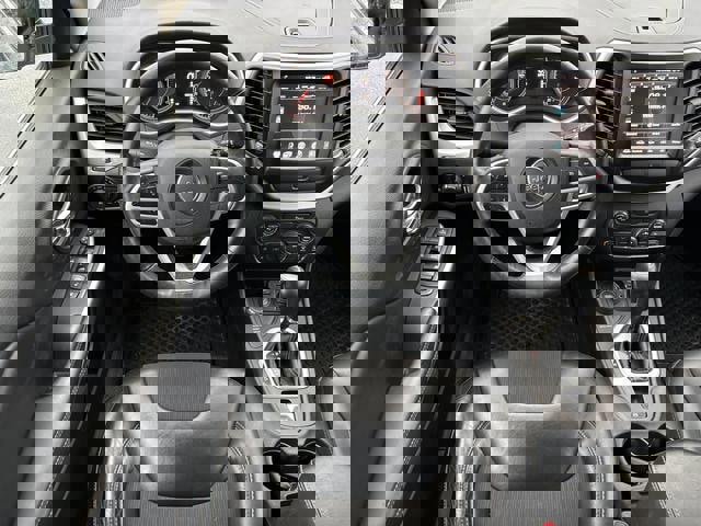 Used 2018 Jeep Cherokee Latitude Plus w/ Cold Weather Group image 18