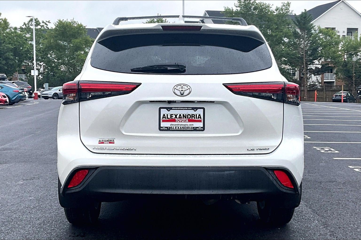 Used 2021 Toyota Highlander LE AWD/4WD image 4