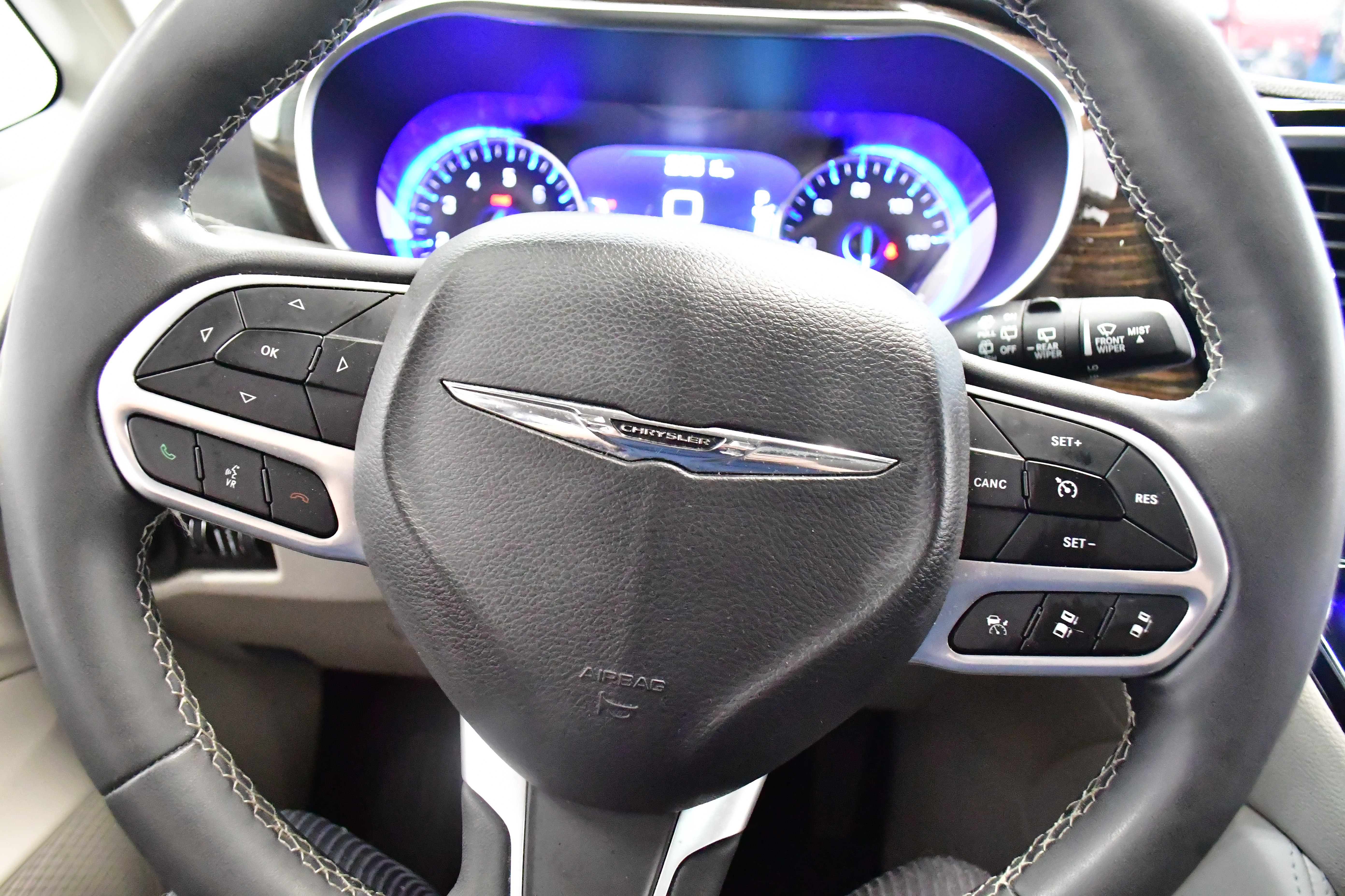 Used 2023 Chrysler Pacifica Limited FWD image 22