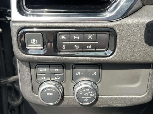 Used 2025 GMC Yukon XL Denali w/ Sun & Power Step Package image 21