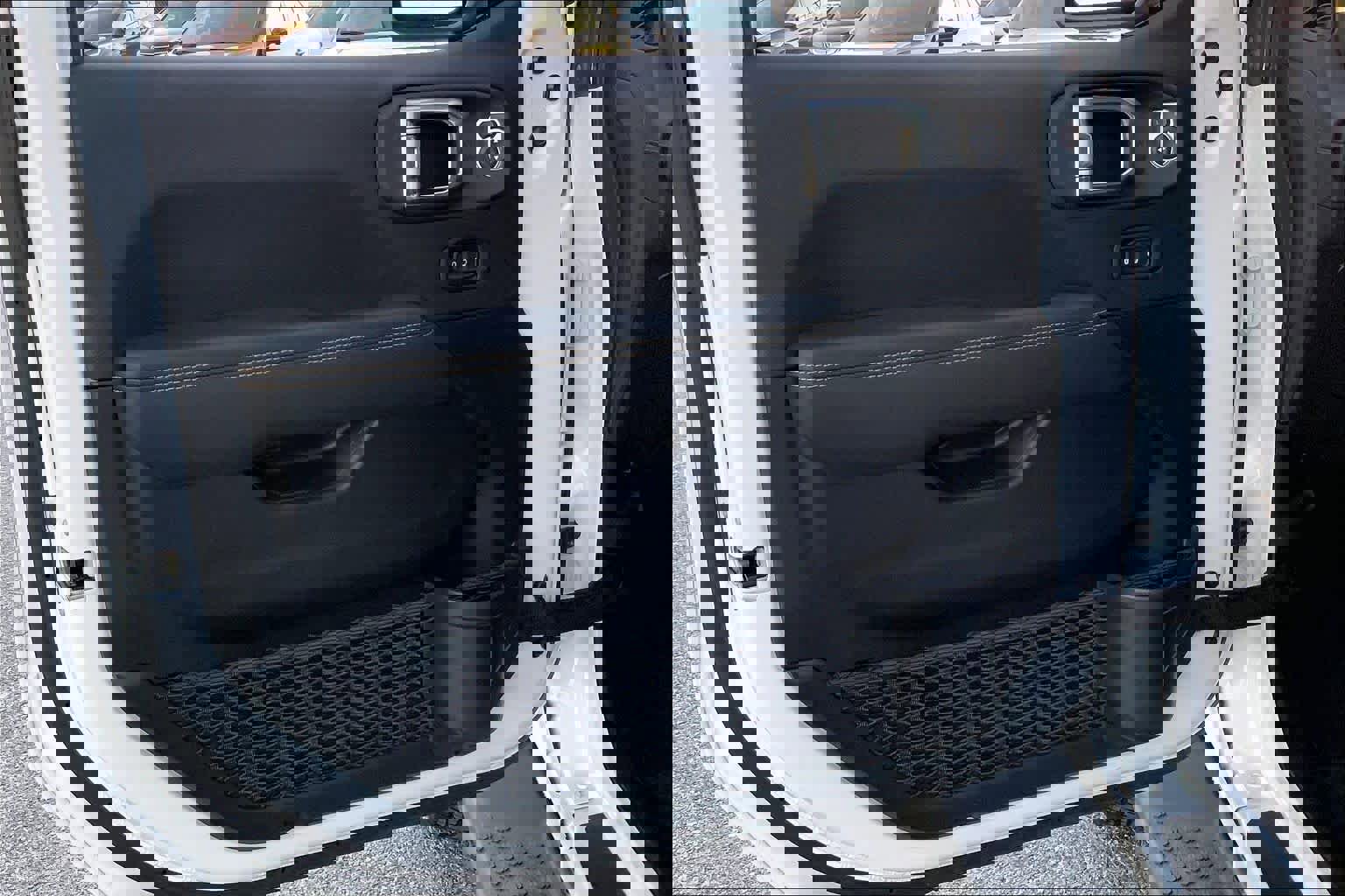 Used 2025 Jeep Wrangler Sahara w/ Safety Group image 21